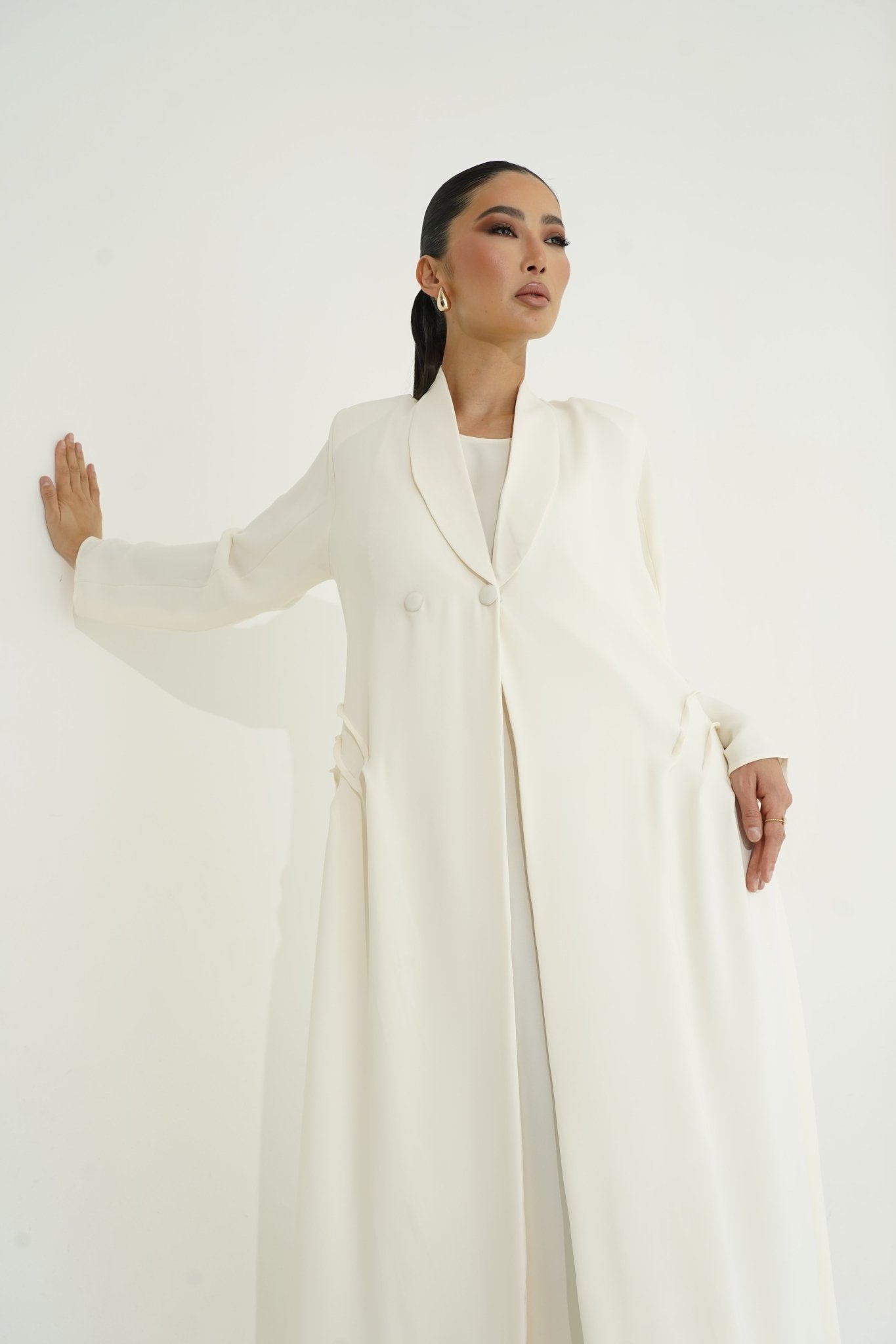 Off white abaya - | حصه لاين