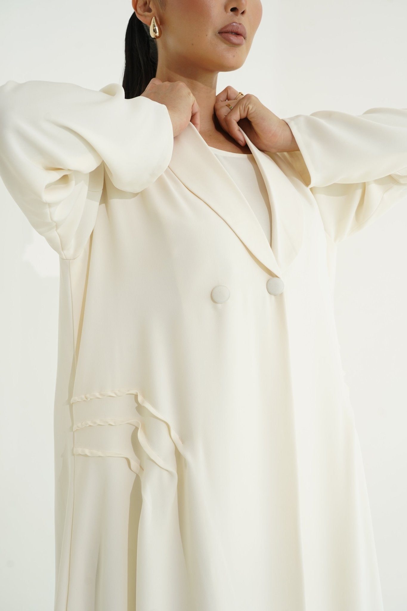 Off white abaya - | حصه لاين